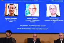 Giải Nobel Hóa học 2025 được trao cho các nhà hóa học về phát triển dạng kiến trúc phân tử hoàn toàn mới