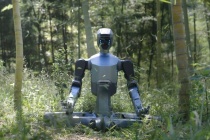 Robot hình người đầu tiên thế giới có thể làm việc ngoài trời trong mọi điều kiện thời tiết