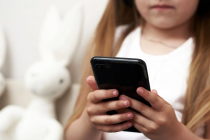 ‏Lạm dụng điện thoại, iPad có thể làm giảm thành tích học tập ở trẻ‏