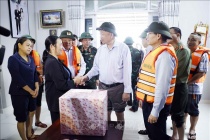 Tổng Bí thư Tô Lâm thăm, tặng quà người dân bị ảnh hưởng do mưa lũ tại Huế