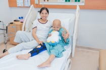 Bệnh nhân 7 tuổi mắc ung thư xương giữ được đôi chân nhờ công nghệ in 3D cá thể hóa