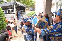 Vinamilk đưa 160.000 sản phẩm sữa và nước uống đồng bào vùng lũ lụt