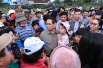 Thủ tướng thăm, động viên người dân tại rốn lũ Hòa Thịnh, tỉnh Đắk Lắk