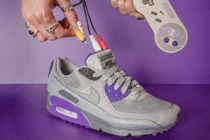 Độc lạ: Nhà thiết kế Singapore giới thiệu mẫu giày Nike tích hợp máy chơi game Console
