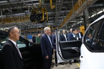 Phó Thủ tướng Thường trực Nguyễn Hòa Bình thăm Công ty VinFast