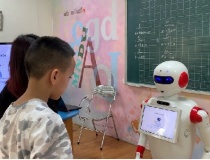 Robot dạy tiếng Anh của nhóm nghiên cứu Học viện Kỹ thuật Quân sự 
