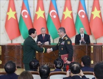 Tổng Bí thư Tô Lâm chứng kiến trao các văn kiện hợp tác Việt Nam-Azerbaijan và phát biểu với báo chí