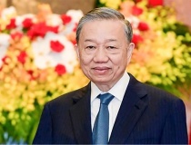 Bác vẫn cùng chúng cháu hành quân