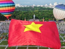 Xúc động hình ảnh đại kỳ tung bay trên quảng trường Hồ Chí Minh