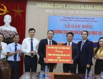 Bộ trưởng Nguyễn Mạnh Hùng trao tặng Phòng thực hành giáo dục STEM cho Trường THPT chuyên ĐH Sư phạm