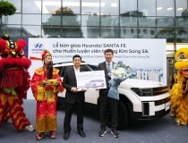 Hyundai Thành Công Việt Nam bàn giao xe Hyundai Santa Fe 2.5 Turbo cho HLV Kim Sang Sik