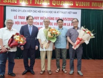Liên hiệp Hội Việt Nam trao huy hiệu Đảng cho 26 đảng viên