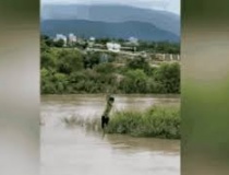 Máy bay không người lái cứu cháu bé mắc kẹt giữa dòng sông