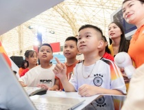 Trải nghiệm gian hàng 'Quốc gia AI' tại Triển lãm thành đất nước