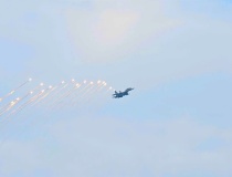 Chùm ảnh: Mãn nhãn màn tiêm kích Su-30MK2 thả đạn nhiễu rực sáng trên bầu trời Thủ đô
