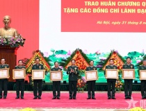 Trao Huân chương Quân công tặng các đồng chí lãnh đạo Bộ Quốc phòng