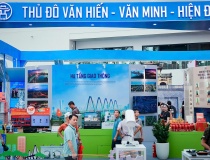 Người dân khắp nơi vẫn nườm nượp đổ về Trung tâm Triển lãm Quốc gia để tham quan