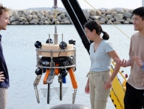 Robot lặn tự động thu gom rác biển