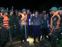 Thủ tướng kiểm tra công tác ứng phó mưa lũ tại vùng ven sông của Hà Nội