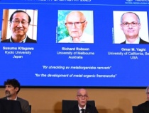 Giải Nobel Hóa học 2025 được trao cho các nhà hóa học về phát triển dạng kiến trúc phân tử hoàn toàn mới