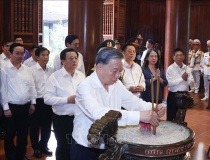 Tổng Bí thư Tô Lâm dâng hương tưởng nhớ Chủ tịch Hồ Chí Minh tại Nghệ An