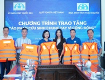 Quỹ Toyota Việt Nam thực hiện chương trình trao tặng áo phao cứu sinh năm 2025