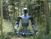 Robot hình người đầu tiên thế giới có thể làm việc ngoài trời trong mọi điều kiện thời tiết