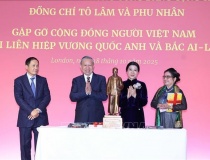 Tổng Bí thư gặp gỡ cộng đồng người Việt Nam và cán bộ Đại sứ quán Việt Nam tại Anh