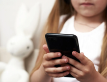 Lạm dụng điện thoại, iPad có thể làm giảm thành tích học tập ở trẻ