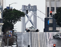 Vì sao xe tự lái chưa thể thay thế con người?