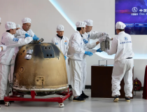 ‏Mảnh thiên thạch hiếm phát hiện trên mặt tối Mặt Trăng‏