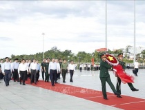 Tổng Bí thư Tô Lâm dâng hương tưởng niệm Chủ tịch Hồ Chí Minh và các anh hùng liệt sĩ tại Phú Quốc