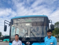 Nhân viên xe buýt Transerco hỗ trợ hành khách bị ngất trên xe đi cấp cứu