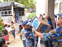 Vinamilk đưa 160.000 sản phẩm sữa và nước uống đồng bào vùng lũ lụt