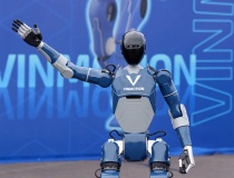 Việt Nam sắp có robot hình người tự sạc, tự đứng dậy