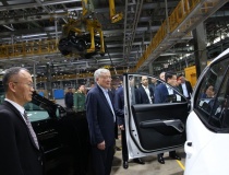 Phó Thủ tướng Thường trực Nguyễn Hòa Bình thăm Công ty VinFast