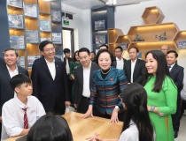 Phó Thủ tướng Phạm Thị Thanh Trà khánh thành Phòng thực hành giáo dục STEM tại Trường THPT Nguyễn Huệ, Lào Cai