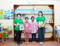 Trao tặng tủ sách và xe đạp mới cho học sinh vùng biên Bản Bù