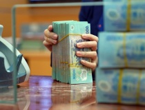 Lãi suất rục rịch tăng, ngân hàng bước vào cuộc đua giữ dòng tiền
