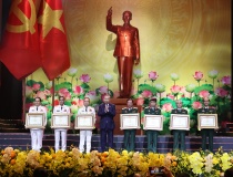 Lãnh đạo Đảng, Nhà nước trao danh hiệu Anh hùng tặng các tập thể, cá nhân