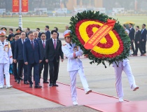 Đại biểu dự Đại hội Đảng lần thứ XIV vào Lăng viếng Chủ tịch Hồ Chí Minh