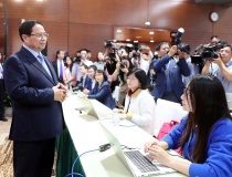 Thủ tướng Phạm Minh Chính thăm, động viên phóng viên báo chí tác nghiệp tại Đại hội XIV của Đảng