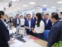 Thủ tướng: Cán bộ Trung tâm hành chính công phải chủ động, tận tâm phục vụ nhân dân