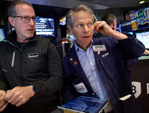 Chứng khoán Mỹ sụt điểm, bitcoin bị bán tháo, giá dầu hồi phục