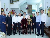 Thường trực Ban Bí thư Trần Cẩm Tú thăm, tặng quà Tết tại Đà Nẵng