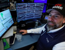 Chứng khoán Mỹ lập kỷ lục, bitcoin hồi mạnh, giá dầu tăng trong lúc chờ tin Iran