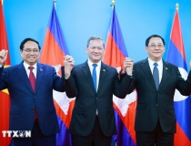 Thủ tướng ba nước Việt Nam - Campuchia - Lào họp triển khai kết quả cuộc gặp giữa người đứng đầu ba Đảng