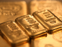 Giá vàng hồi mốc 5.000 USD/oz khi đồng USD sụt giá mạnh