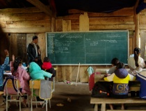 Gieo chữ lớp học ghép vùng cao những ngày cận Tết