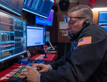 Chứng khoán Mỹ giảm điểm sau báo cáo việc làm, giá dầu đi lên